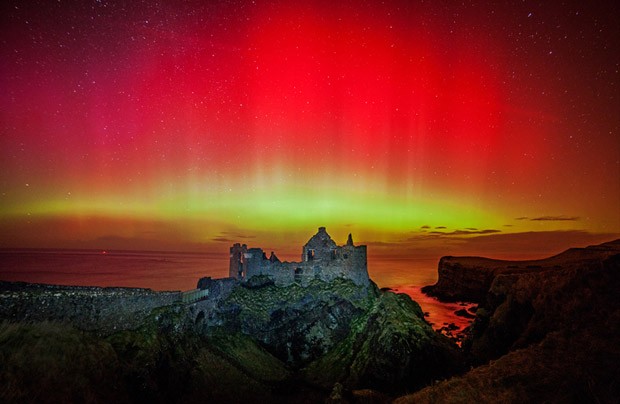 Forte tempestade geomagnética provoca uma aurora no Castelo de Dunluce, na Irlanda (Foto: Martina Gardiner via BBC)