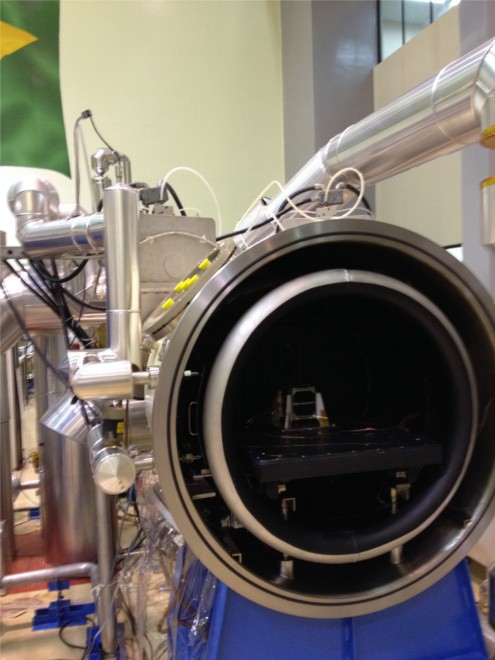 NanosatC-BR1 no interior de câmara vacuotérmica, durante testes realizados no Inpe (Foto: Divulgação/Inpe)