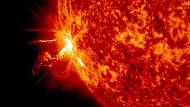 Imagem divulgada pela Nasa mostra explosão solar significativa registrada no último dia 10. Segundo a agência, a estrela emitiu três erupções intensas nos últimos dois dias (Foto: Nasa/AP)