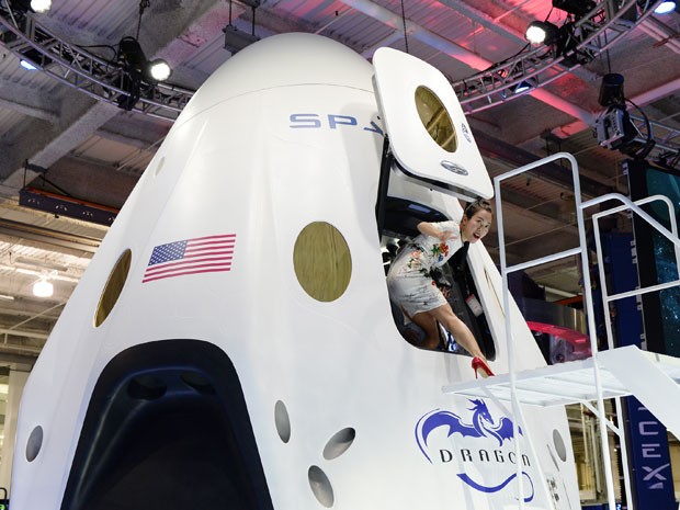 Nova cápsula espacial Dragon V2 foi apresentada pela SpaceX em Los Angeles (Foto: Kevork Djansezian/Getty Images North America/AFP)