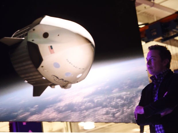 O diretor da SpaceX, Elon Musk, mostra vídeo de animação da Dragon V2 (Foto: Kevork Djansezian/Getty Images North America/AFP)
