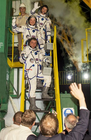 De baixo para cima, Maxim Suraev (Rússia), Reid Wiseman (EUA), e Alexander Gerst (Alemanha) (Foto: Divulgação/Nasa/Joel Kowsky)