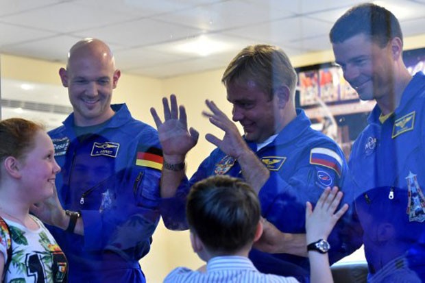 Da esquerda para a direita: o astronauta alemão Alexander Gerst, o cosmonauta russo Maxim Suraev e o astronauta americano Reid  Wiseman (Foto: Kirill Kudryavtsev/AFP)