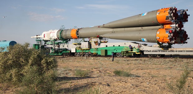 Foguete Soyuz antes de ser preparado para o lançamento desta quarta-feira (28) (Foto: Kirill Kudryavtsev/AFP)