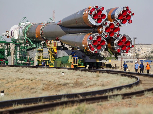 Nave Soyuz TMA-13M é transportada para o local de lançamento, no cosmódromo de Baikonur, no Cazaquistão (Foto: Reuters/Shamil Zhumatov)