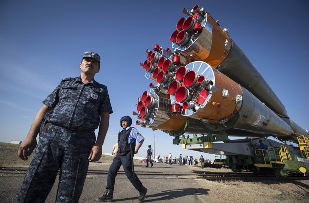  Seguranças guardam a nave Soyuz TMA-13M (Foto: Reuters/Shamil Zhumatov)
