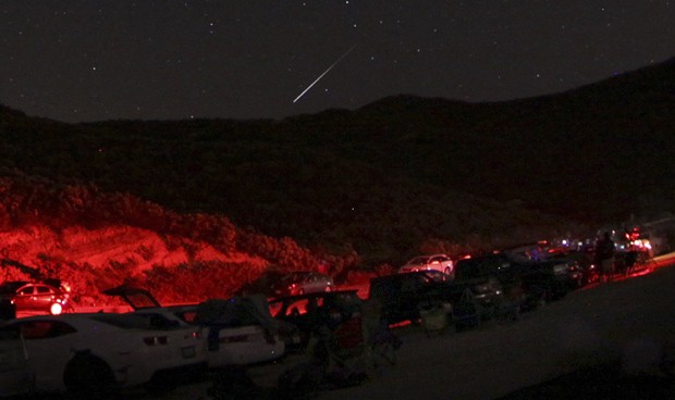  Meteoro é visto no norte de Costaic Lake, na Califórnia, na madrugada deste sábado; chuva de meteoros decepcionou (Foto: Reuters/Gene Blevins)