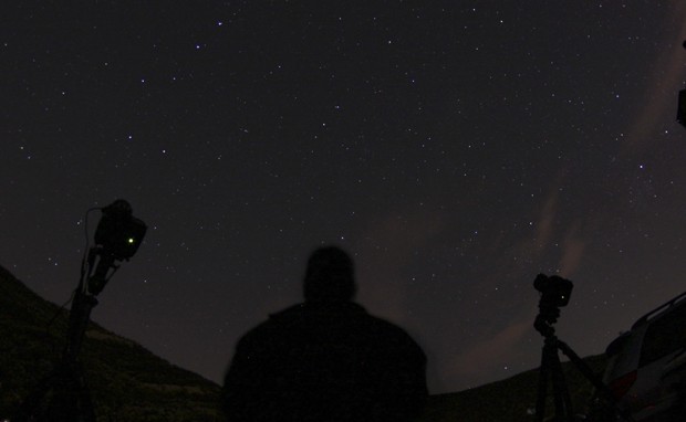  Fotógrafo aponta suas câmeras para o céu, esperando capturar imagens de meteoros prevista para a madrugada deste sábado no norte de Castaic Lake, na Califórnia  (Foto: Reuters/Gene Blevins)