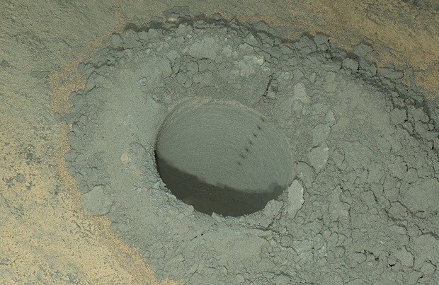  Câmera do Curiosity fez essa imagem noturna de um buraco perfurado pelo robô e, dentro do buraco, vários pequenos cortes feitos com laser; o local foi iluminado pelas luzes da câmera (Foto:  NASA/JPL-Caltech/MSSS)
