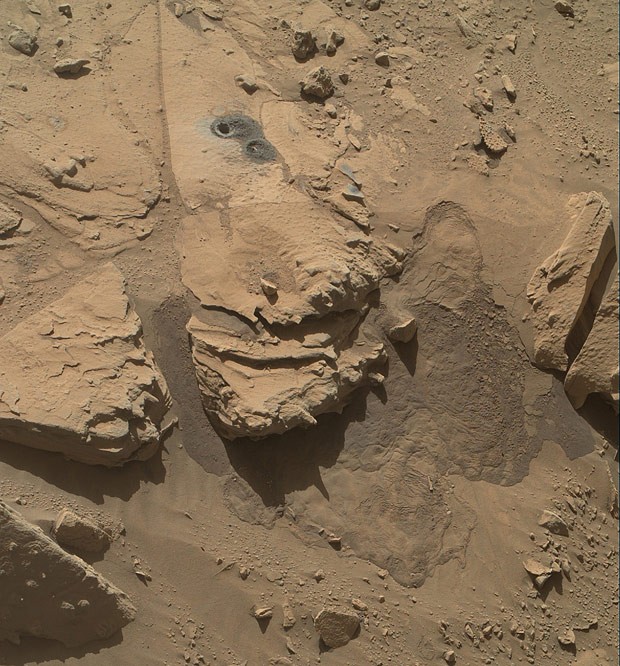  Imagem também feita pelo Curiosity mostra região da rocha Windjana, onde o robô perfurou um buraco para coleta de amostras de rocha  (Foto: NASA/JPL-Caltech/MSSS)