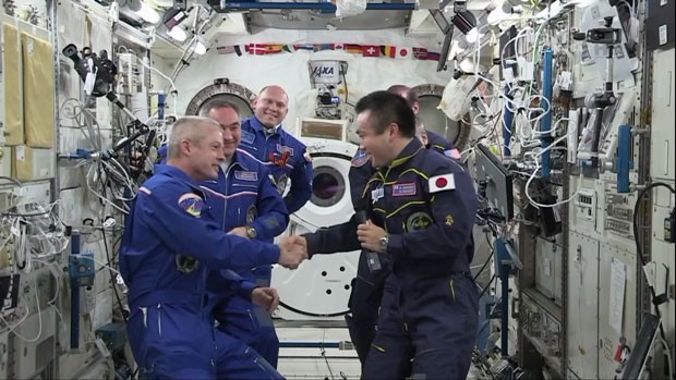 Momento em que o astronauta japonês Koichi Wakata, comandante da 39ª expedição à ISS, passa oficialmente o comando ao astronauta Steve Swanson, que vai liderar a 40ª expedição (Foto: Reprodução/Nasa)
