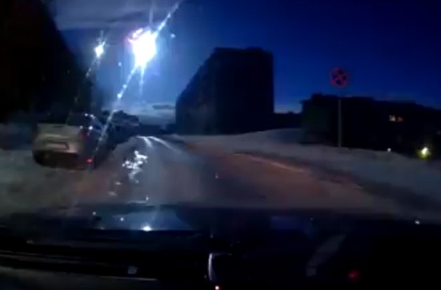 Explosão causada por meteorito foi registrada por câmeras colocadas em carros na cidade de Murmansk, na Rússia (Foto: Reprodução/YouTube/9plus0)