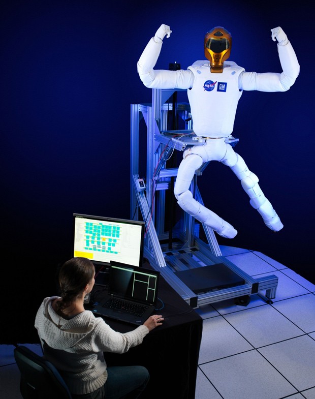 Pernas que serão enviadas para Robonauta 2 são testadas, antes de serem enviadas ao espaço (Foto: Nasa/Divulgação)