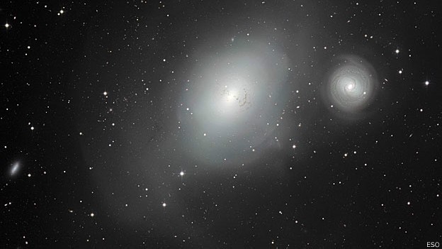 As duas galáxias, NGC 1317 (menor) e a NGC 1316; sinais mostram passado turbulento de galáxia maior (Foto: ESO/Divulgação/BBC)
