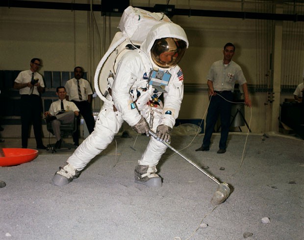 Neil A. Armstrong treina enquanto é observados por técnicos da Nasa (Foto: Arquivo/Nasa)
