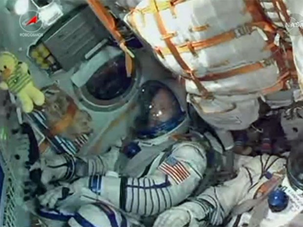 Astronauta americano dentro da Soyuz instantes antes do lançamento (Foto: Reprodução/Nasa)