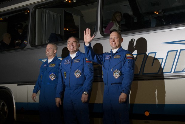 O engenheiro de voo Steve Swanson, da Nasa (esquerda), o comandante da Soyuz Alexander Skvortsov, da agência federal espacial russa (Roscosmos), e o engenheiro de voo Oleg Artemyev, também da Roscosmos, são fotografados nesta terça-feira (25) em Baikonur (Foto: NASA/Joel Kowsky)