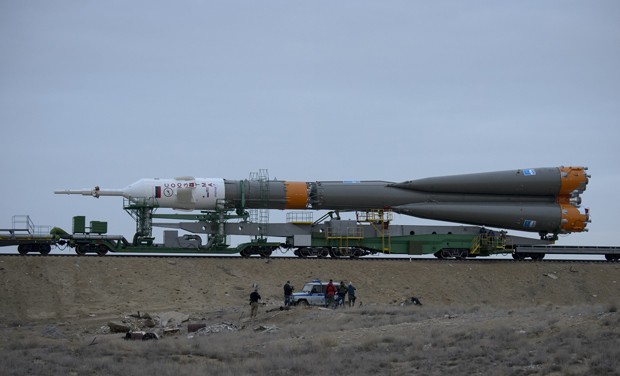 A nave Soyuz TMA-12M é levada até a plataforma de lançamento neste domingo (23), no cosmódromo de Baikonur, no Cazaquistão (Foto: NASA/Bill Ingalls)