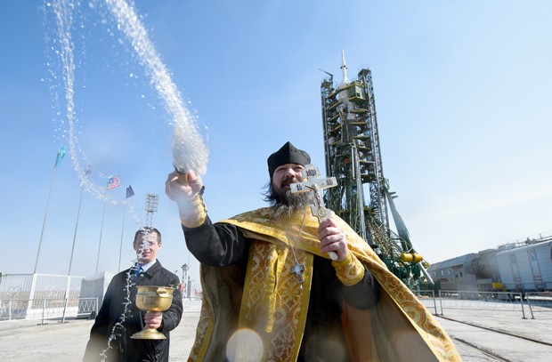  Um padre ortodoxo faz uma bênção na plataforma de lançamento da nave Soyuz, no cosmódromo de Baikonur, no Cazaquistão (Foto:  NASA/Joel Kowsky)