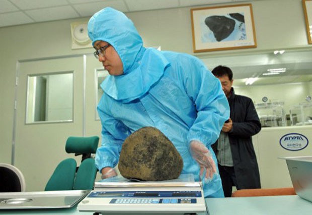 Pedaço de meteorito que caiu na Coreia do Sul no começo deste mês é pesado em laboratório (Foto: Korea Polar Research Institute/AFP)