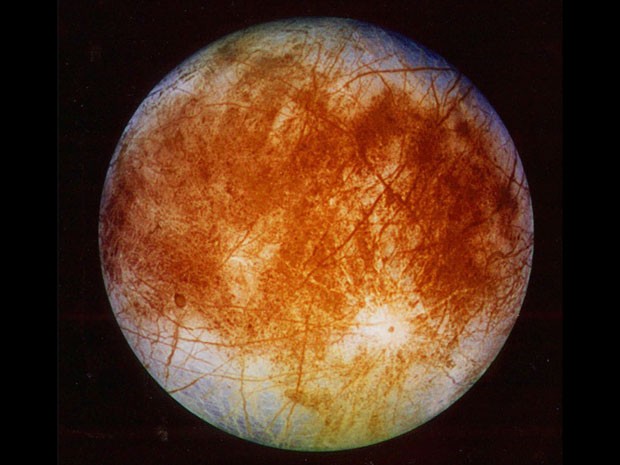 Cientistas especulam se Europa, que é apenas uma das luas de Júpiter, pode ter vida (Foto: AP Photo/NASA )