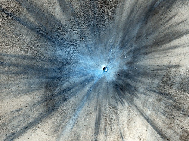 Cratera que surgiu após impacto de rocha espacial na superfície de Marte foi captada por equipamento da Nasa (Foto: NASA/JPL-Caltech/Univ. do Arizona)