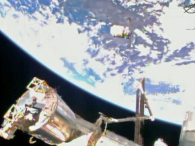 Nesta imagem de vídeo fornecido pela NASA a nave de reabastecimento de Cygnus aproxima-se da estação espacial internacional (Foto: Nasa/ AP)