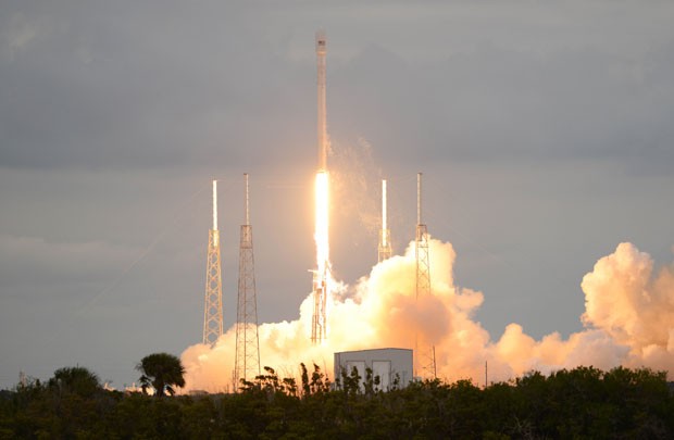 Imagem mostra momento da decolagem do foguete Falcon 9, da SpaceX, em Cabo Canaveral, na Flórida (Foto: Craig Bailey/Florida Today/AP)