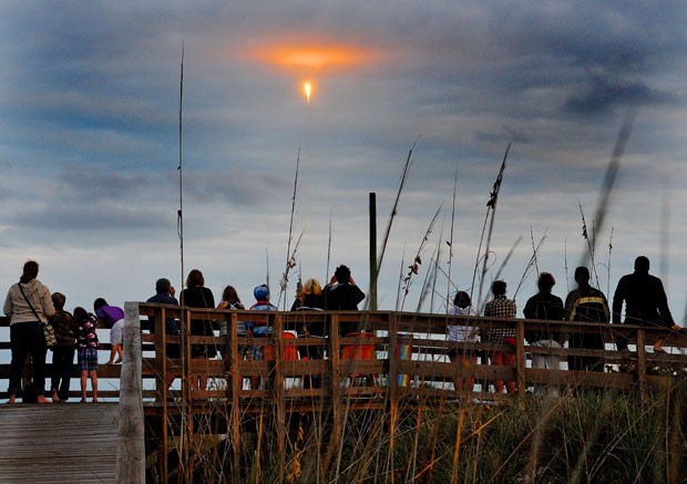 Pessoas que estavam próximas a Cabo Canaveral acompanham lançamento do foguete Falcon 9, que aconteceu nesta segunda-feira (Foto: Craig Bailey/Florida Today/AP)