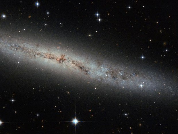 Imagem divulgada nesta terça-feira (31) pela agência espacial americana, a Nasa, mostra a galáxia espiral ESO 373-8, localizada a 25 milhões de anos-luz de distância da Terra. Com outras sete galáxias que estão próximas, a ESO-373-8 integra o grupo NGC 2997. (Foto: Hubble/Nasa/AFP)