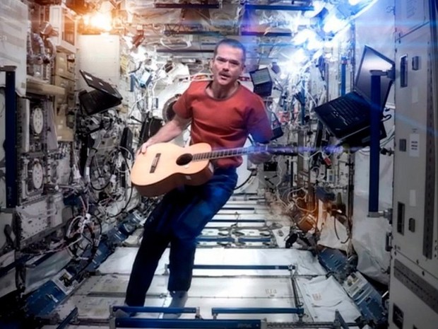 O clipe no qual o astronauta canadense e comandante da Estação Espacial Internacional Chris Haldfield canta &#39;Space Oddity&#39;, de David Bowie, foi um dos momentos mais memoráveis do ano. O &quot;primeiro vídeo musical do espaço&quot; se tornou viral ao ser lançado na  (Foto: Nasa / Chris Haldfield)