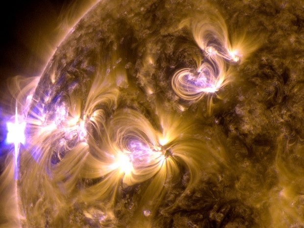 Entre 12 e 14 de maio, o Sol emitiu quatro erupções intensas de radiação. Essas erupções solares de classe X são o tipo mais intenso conhecido a partir do Sol. Esta imagem, do Observatório de Dinâmica Solar (SDO), da Nasa, mostra a primeira das erupções,  (Foto: Nasa / ISS)