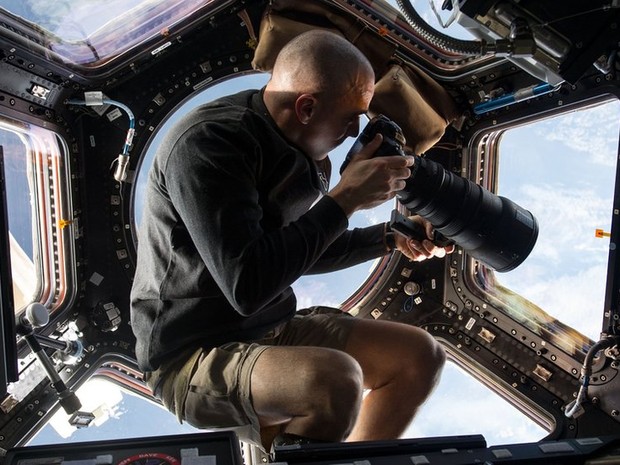 Dentro da janela de observação Cupola, na Estação Espacial Internacional, o astronauta americano Chris Cassidy usa uma lente de 400 milímetros para fotografar a Terra, 400 quilômetros abaixo. (Foto: Nasa / ISS)
