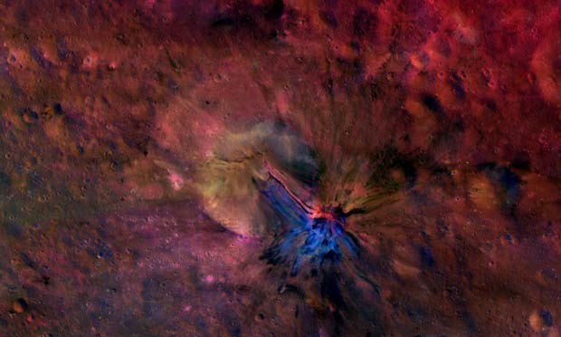 Imagem mostra o fluxo de material dentro e for a da crater Aelia, no asteroid Vesta (Foto: NASA/JPL-Caltech/UCLAMPS/DLR/IDA)