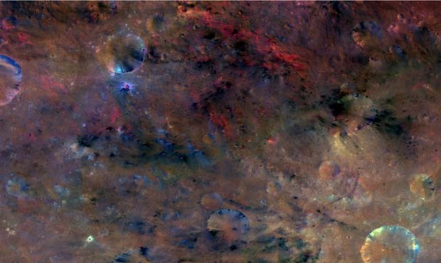 Com filtros de cores, imagem mostra material do noroeste da cratera Sextilia no ateroide Vesta (Foto:  NASA/JPL-Caltech/UCLAMPS/DLR/IDA)