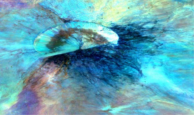 Nesta imagem foram aplicados filtros para a região da cratera Antonia, no hemisfério sul do asteroide Vesta (Foto: NASA/JPL-Caltech/UCLAMPS/DLR/IDA)