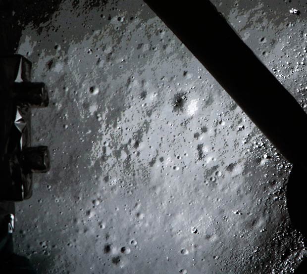 Imagem feita pelo módulo chinês Chang'e-3 mostra a superfície da Lua logo antes do pouso (Foto: AFP)