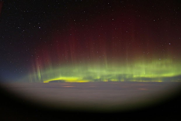 Aurora boreal registrada pelo passageiro Paul Williams durante voo que seguia de Londres para Nova York (Foto: Paul Williams/Flickr)