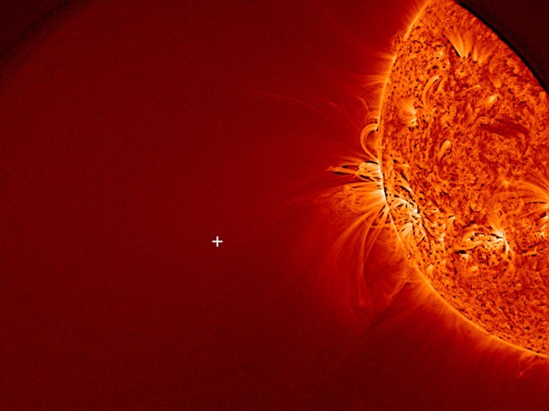 Imagem da Nasa mostra o Sol e o ponto em cruz (+) onde o Ison deveria aparecer (Foto: AP/Nasa)