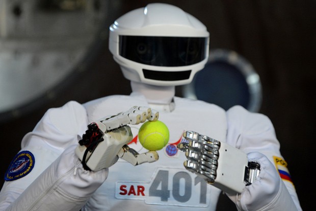 Robô SAR-401 tem habilidades como segurar objetos pequenos. (Foto: AFP Photo/Kirill Kudryavtsev)