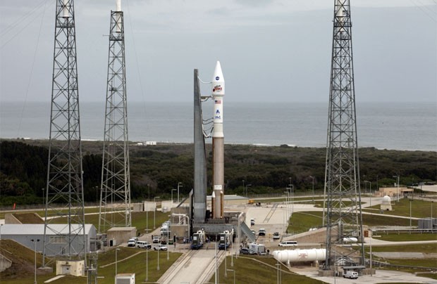 O foguete Atlas V com a sonda Maven já posicionados na base de lançamento em Cabo Canaveral, em imagem deste sábado (Foto: Kim Shiflett/Nasa)