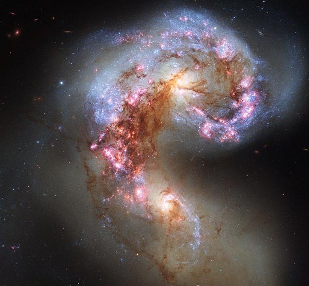 O par de galáxias Antennae está em coalisão há centenas de milhões de anos (Foto: AFP PHOTO / EUROPEAN SOUTHERN OBSERVATORY / ALMA (ESO/NAOJ/NRAO)/NASA/ESA/F. COMBES)