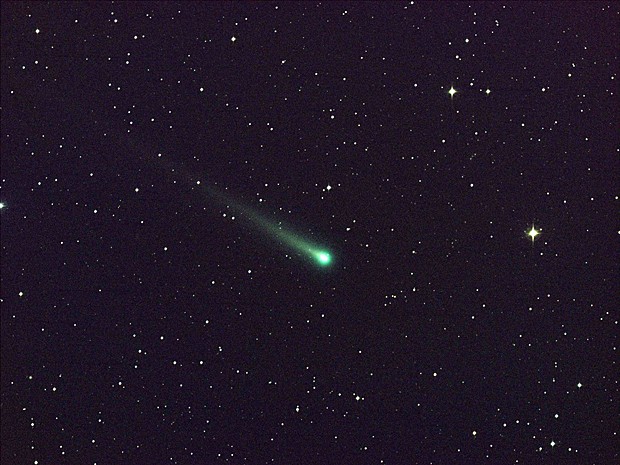 Cometa Ison visto em foto feita durante 5 minutos de exposição no Centro de Voos Espaciais Marshall da Nasa, no Alabama, na sexta-feira (8)  (Foto: Aaron Kingery/Nasa/MSFC/Reuters)