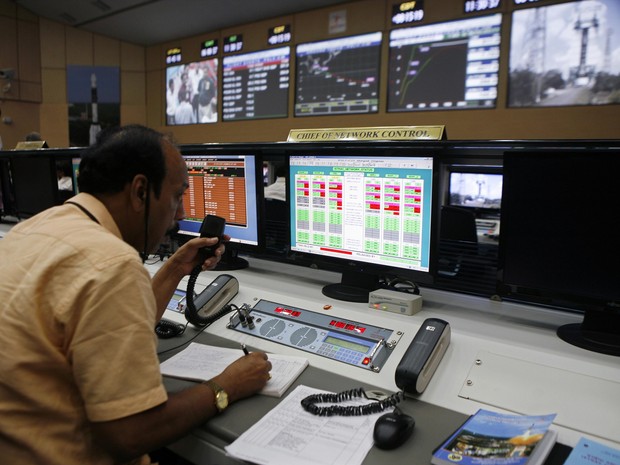 Imagem de arquivo mostra a sala de controle da sonda indiana (Foto: Reuters)