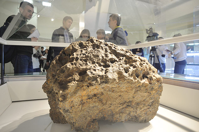 Fragmento de meteorito, que foi retirado de um lago, é exposto em museu de Tcheliabinsk