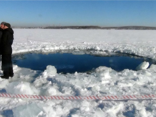 Foto fornecida pela polícia de Chelyabinsk mostra buraco de seis metros em um lago congelado, supostamente provocado pela queda de meteoritos, na região de Chelyabinsk. (Foto:  AFP / Chelyabinsk Region Police Department)