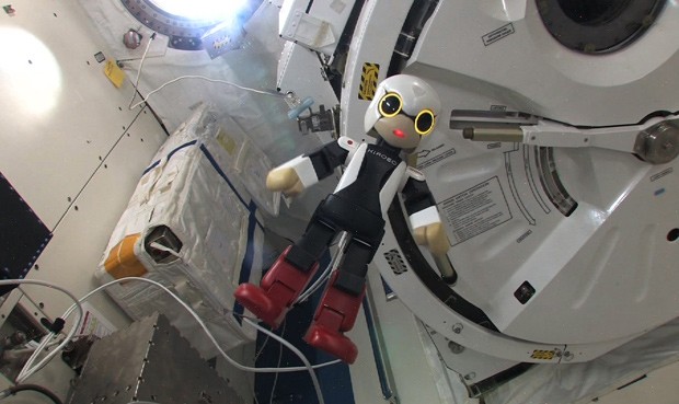 Robô falante Kirobo é fotografado dentro da Estação Espacial Internacional (ISS). (Foto: AFP Photo/Kibo Robot Project )