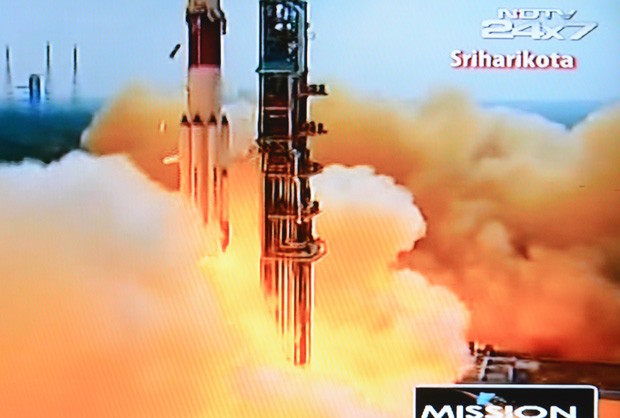 Imagem do canal de televisão NDTV mostra o Veículo de Lançamento de Satélite Polar (PLSV - C25) no momento do lançamento da missão. (Foto: AFP Photo/NDTV/Doordarshan)