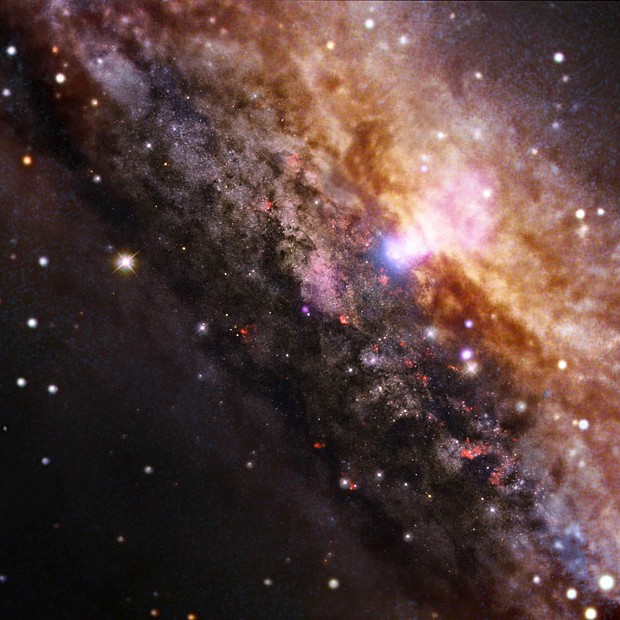 Galáxia NGC 4945, a 13 milhões de anos-luz da Terra (Foto: Nasa/CXC/Univ degli Studi Roma Tre/A.Marinucci et al/ESO/VLT &amp; NASA/STScI/Reuters )