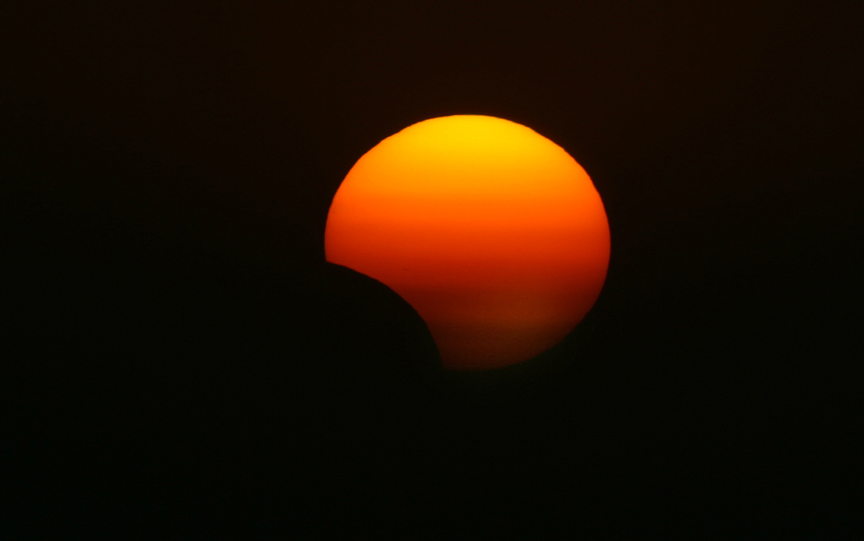 Eclipse solar foi visto neste domingo em Arbil, no Iraque.